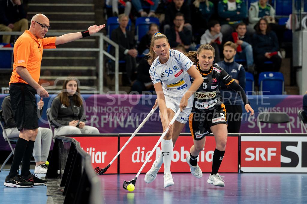 Piranha Chur vs Kloten-Dietlikon Jets - 23. April 2022 | Piranha Chur vs Kloten-Dietlikon Jets
Stimo Arena, Kloten
Schiedsrichter Christian Crivelli, #56 Philippa Blom (Kloten-Dietlikon Jets) und #5 Rahel Wyss (Piranha Chur).
Bild: Sportfotografie Markus Aeschimann | www.markus-aeschimann.ch - Realisiert mit Pictrs.com