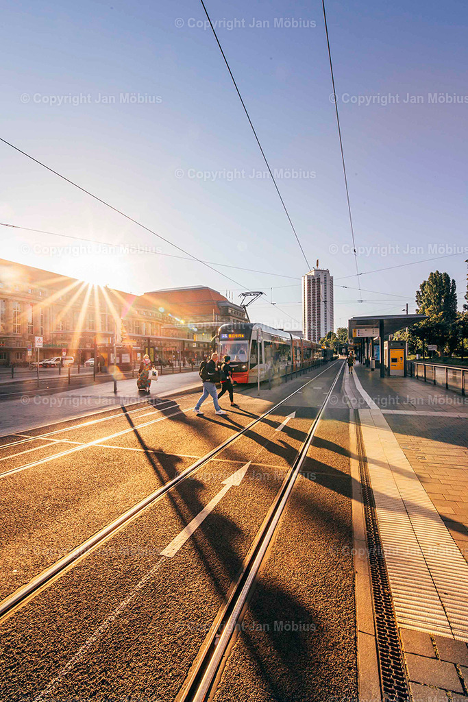 Leipziger Hauptbahnhof | Der Leipziger Hauptbahnhof ist nicht nur ein Verkehrsknotenpunkt, sondern auch architektonisch und stadtgeschichtlich ein echtes Highlight. Sein Vorplatz ist Drehscheibe für Menschen, Linien, City-Flair und Shopping – ein Ort voller Dynamik mitten im Herzen der Stadt.  - Realisiert mit Pictrs.com