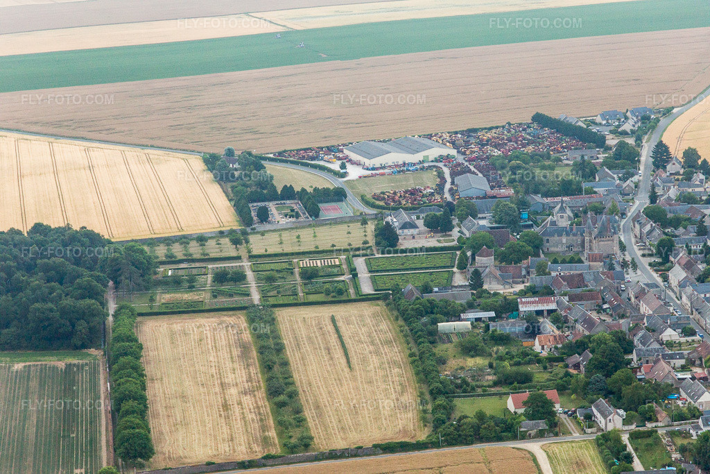 Aerial view: View of the town in Talcy in the state Loir et Cher, France. – Photo: IMG_101259.jpg taken on 06/25/2017 by Werner Riehm/FLY-FOTO.com – Resolution of the original: 5472 x 3648 px