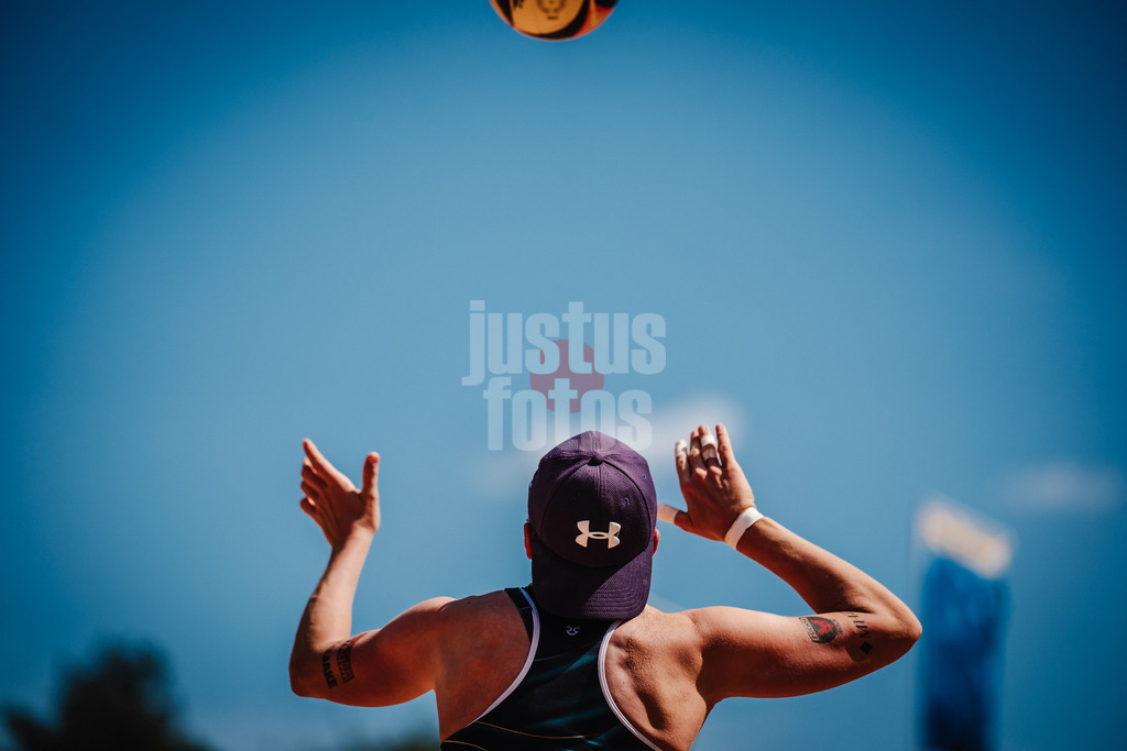 Beachvolleyball | Frauen | Allianz German Beach Tour 2025 | Tourstop München | 13.07.2025 | Melanie Gernert beim Aufschlag