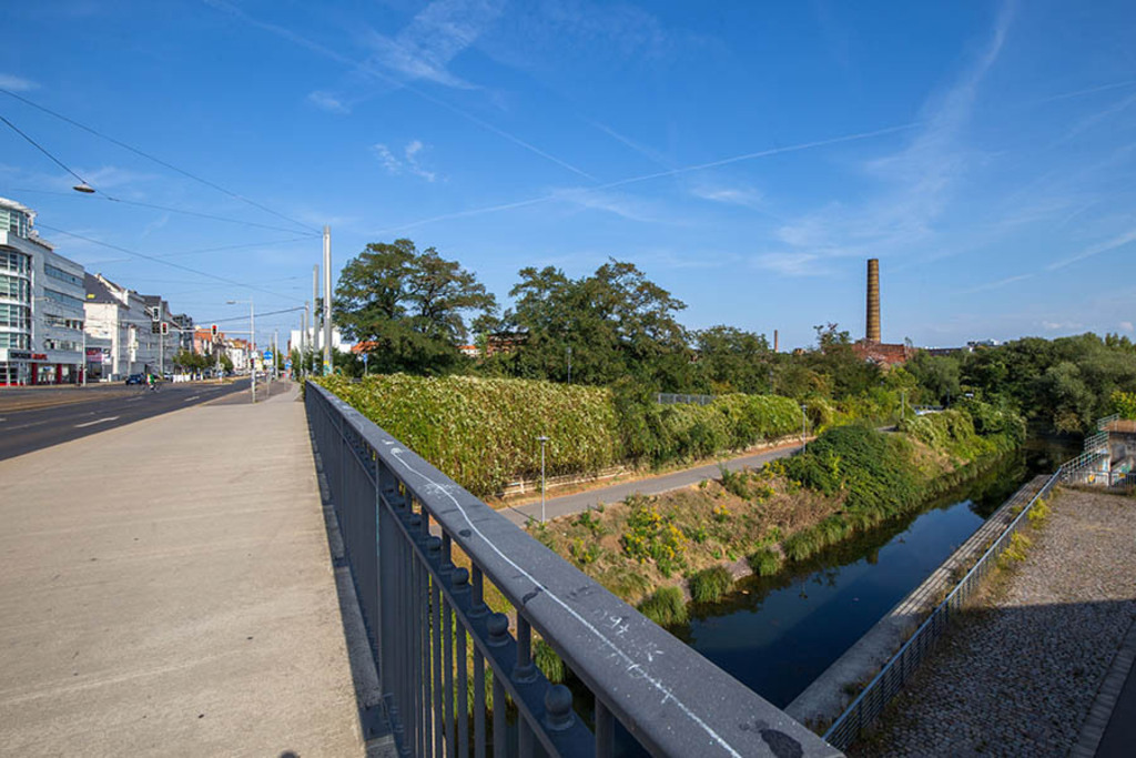 Karl-Heine-Kanal - Blick von der Luisenbrücke | Entdecke über 20 Kategorien Leipzig-Motive: Foto-Downloads, hochwertige Poster, Leinwand- & Fine-Art-Prints. Jetzt Lieblingsfoto im Bildlexikon Leipzig Shop bestellen!