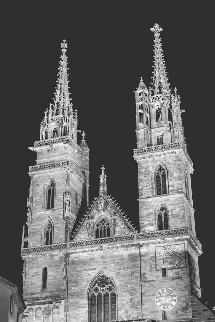 Münstertürme bei Nacht | Das Basler Münster mit den zwei Türmen Georgsturm und Martinsturm bei Nacht. - Realisiert mit Pictrs.com