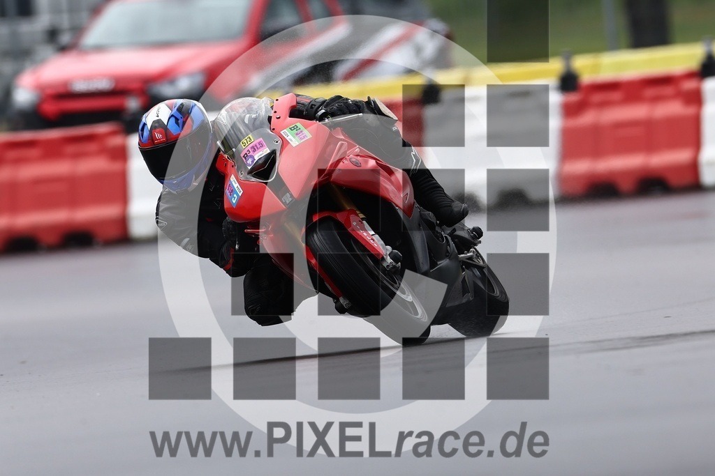 0573-20240531_00171 | Schöne Erinnerungen an spannende Momente - das festzuhalten ist unser Job. PIXELrace.de ist seit 2003 auf den Rennstrecken Europas unterwegs um die Action draußen beim Fahren und die wunderbare Stimmung imm Fahrerlager für euch einzufangen.