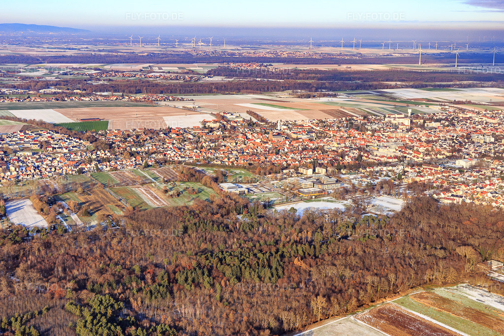 Luftbild: Sport- und Schulzentrum im Winter bei Schnee in Kandel im Bundesland Rheinland-Pfalz in Deutschland. Foto: IMG_135673.jpg vom 16.12.2022 durch Werner Riehm/FLY-FOTO.de