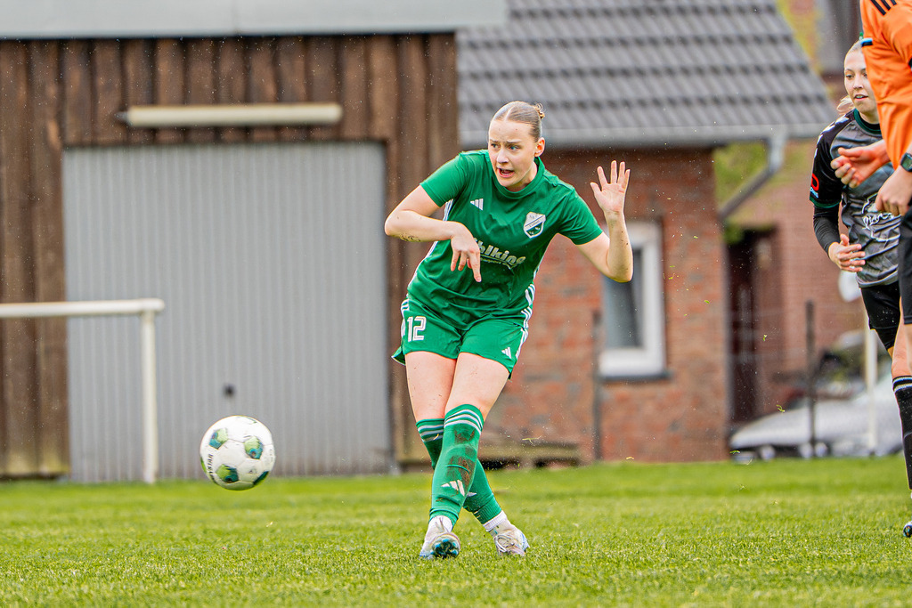 Fußball I Frauen I Saison 2025-2026 I Oberliga Niedersachsen I 19. Spieltag I TuS Lutten - TuS Büppel I 06177 | jns.sportfotos - Realisiert mit Pictrs.com