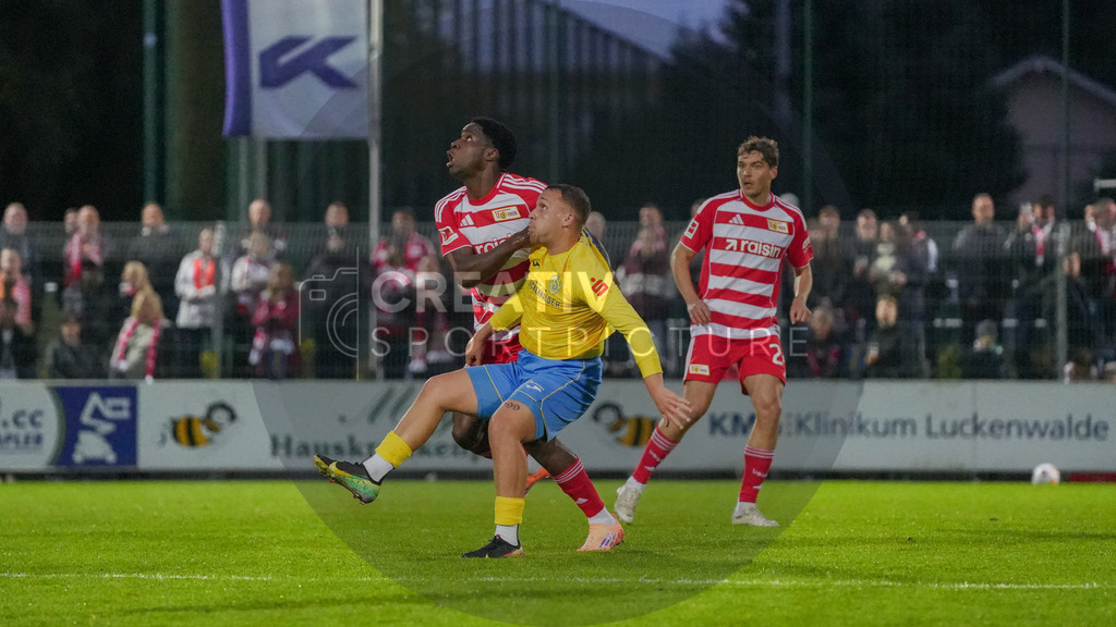 Fußball, Herren, Saison 2025/2026, Testspiel, Freundschaftsspiel, FSV 63 Luckenwalde vs. 1.FC Union Berlin, Mittwoch 08.10.2025, Werner-Seelenbinder-Stadion Luckenwalde, | Fußball, Herren, Saison 2025/2026, Testspiel, Freundschaftsspiel, FSV 63 Luckenwalde vs. 1.FC Union Berlin, Mittwoch 08.10.2025, Werner-Seelenbinder-Stadion Luckenwalde, Im Bild: v.l. Oluwaseun Ogbemudia (Union), Lucas Will (Luckenwalde) und Robert Skov (Union) - Realisiert mit Pictrs.com