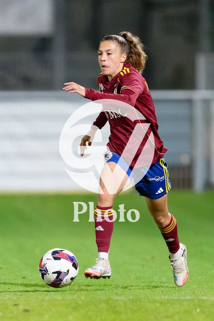 DZ9_5325_c | Switzerland: AXA Womens Super League 2025/26, Servette FC Chenois Feminin vs FC Aarau Frauen - Stade des Trois-Chene, Chene-Bourge: Ascension Martinez Salinas (8 Servette FC Chenois Feminin) goes forward (action) 