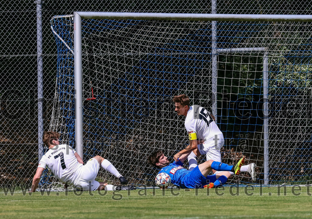 2023-07-22_064_FC_Eitting_gegen_FC_Moosinning | Eitting, Deutschland, 22.07.2023:
Fußball, Kreisliga 2023 / 2024, Testspiel, FC Eitting gegen FC Moosinning, Endergebnis: 0:4

Martin Buttstedt (FC Moosinning, #7), Lucas Bruckbeck (FC Eitting, #22), Dennis Stauf (FC Moosinning, #15)

Foto: Christian Riedel / fotografie-riedel.net