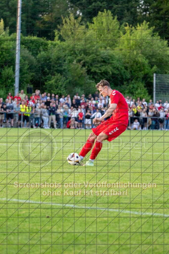 20250616_210712_1050 | #,  TV Eybach (weiß) vs. 1.FC Donzdorf II (rot), Fussball, Entscheidungsspiel 3 in Kreisliga A3 - Bezirk Neckar/Fils, Saison 2024/2025, Rasensportplatz, Staufenecker Str. 41, 73084 Salach, 16.06.2025 - 18:30 Uhr,Foto: PhotoPeet-Sportfotografie/Peter Harich