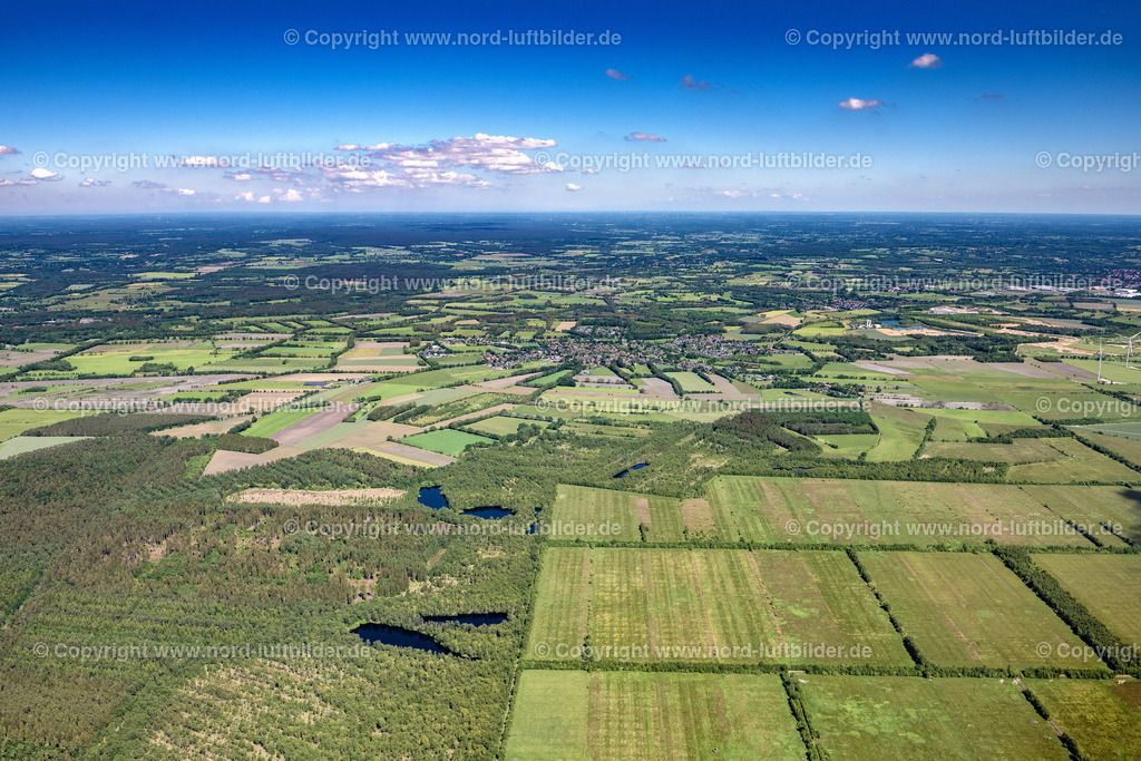 Lentföhrden_ELS_7634030622 | LENTFöHRDEN 03.06.2022 Ortsansicht der Straßen und Häuser der Wohngebiete in Lentföhrden im Bundesland Schleswig-Holstein, Deutschland. // Town View of the streets and houses of the residential areas in Lentfoehrden in the state Schleswig-Holstein, Germany. Foto: Martin Elsen