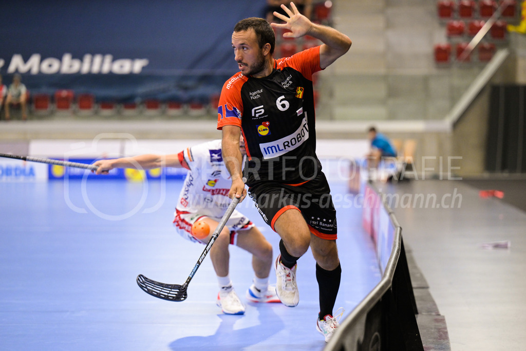 HC Rychenberg vs. Floorball Köniz - 28. August 2022 | HC Rychenberg vs. Floorball Köniz
AXA Arena, Winterthur
Sämi Gutknecht (#6 HC Rychenberg) sticht durch.
Bild: Sportfotografie Markus Aeschimann | www.markus-aeschimann.ch - Realisiert mit Pictrs.com