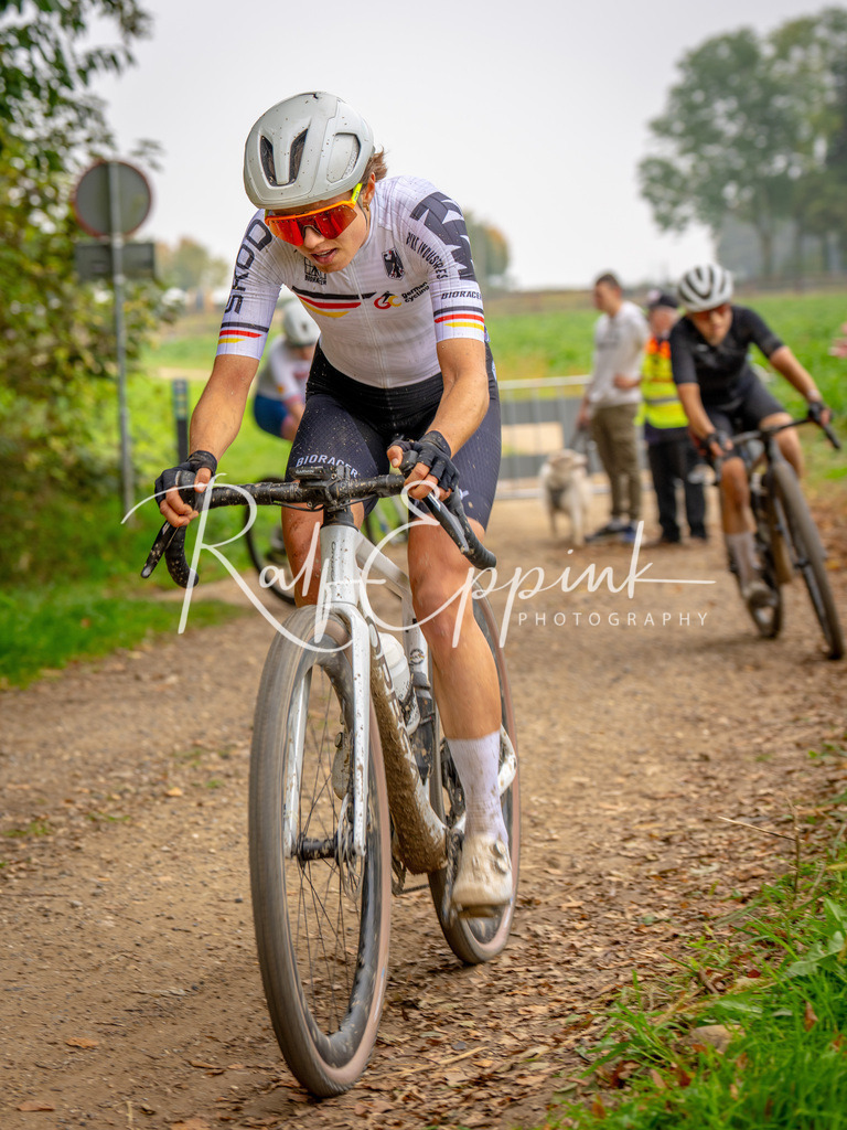 Ralf Eppink Photography 20251011_DSC01637 | Sportfotografie, Eventfotografie, Porträtfotografie, Radsport Fotograf, Triathlon Fotograf, Düsseldorf Fotograf, Köln Fotograf, Actionfotografie, Teamfotografie, Peoplefotografie, Business Portraits, Veranstaltungsfotografie, Reportagefotografie - Realisiert mit Pictrs.com