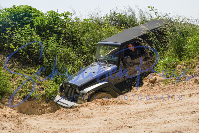 DSC08798 | Vierradfahrzeuge testen unterschiedliches Terrain - ueber Stock und Stein

Offroad Grundkurs im Steinbruch. Unterschiedliche Fahrgegebenheiten mit dem gelaendegaengigem Offroad-Fahrzeug. 

Deutschland, Geisingen, Steinbruch Meichle und Mohr, 10.06.2023