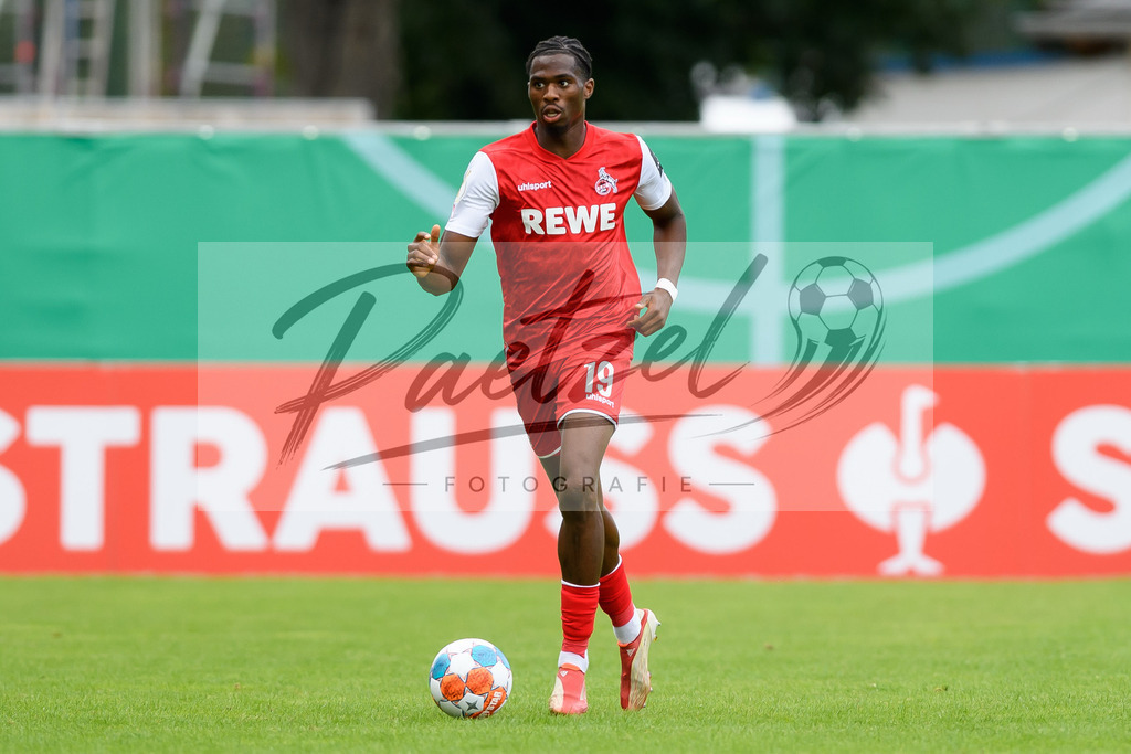JENKOE20210808_192 | Fussball, Herren: Kingsley Ehizibue (1. FC Koeln) in Aktion, am Ball, Einzelaktion beim Spiel der 1. Runde im DFB-Pokal zwischen FC Carl Zeiss Jena und 1. FC Koeln im Ernst-Abbe-Sportfeld am 08.08.2021 in Jena, Deutschland.DFB / DFL REGULATIONS PROHIBIT ANY USE OF PHOTOGRAPHS AS IMAGE SEQUENCES AND/OR QUASI-VIDEO. - Realisiert mit Pictrs.com