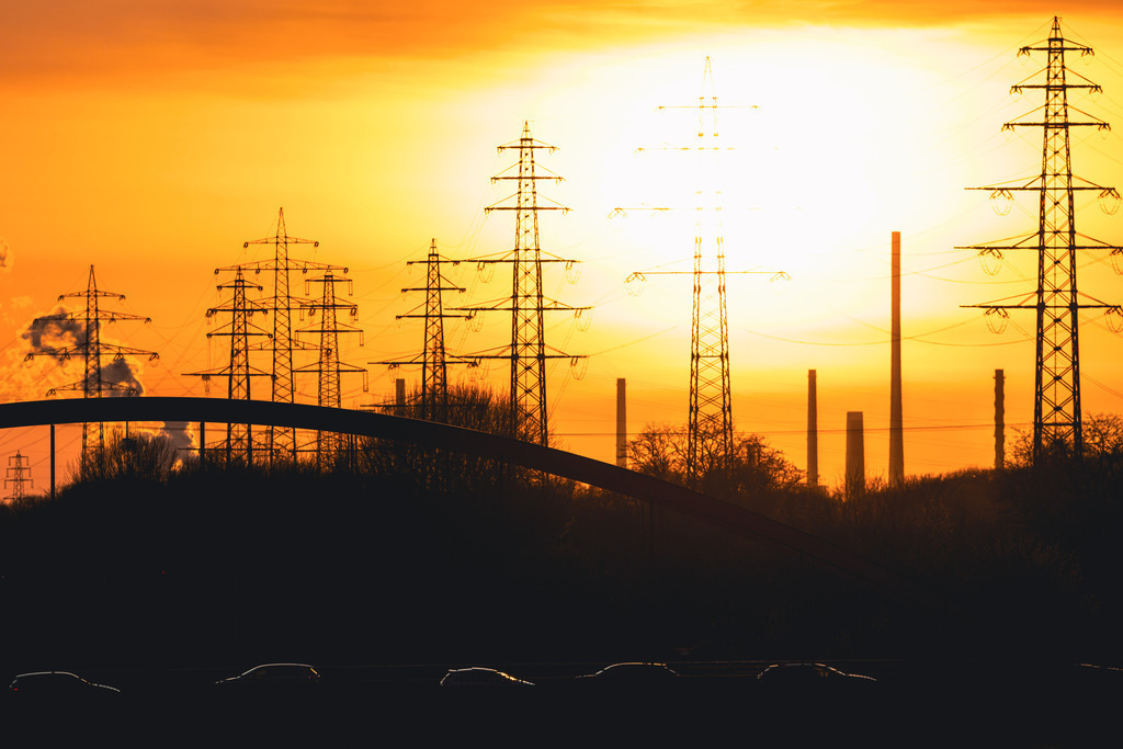 Skyline | Ruhrpott Romantik. Zwischen Autobahnen, Strommasten, Schloten und ein wenig Natur, geht auch hier die Sonne unter.
