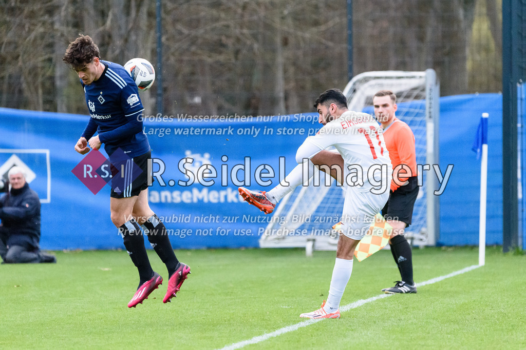 Fußball, Saison 2022/23, Freundschaftsspiel, Hamburger SV II (U21) - Eimsbütteler TV, Trainingsplatz am Volksparkstadion (Hamburg), 28.03.2023 | Timon Burmeister (#23, HSV II) springt in den Schuss von Hammed Umer Nawaz (#11, ETV)