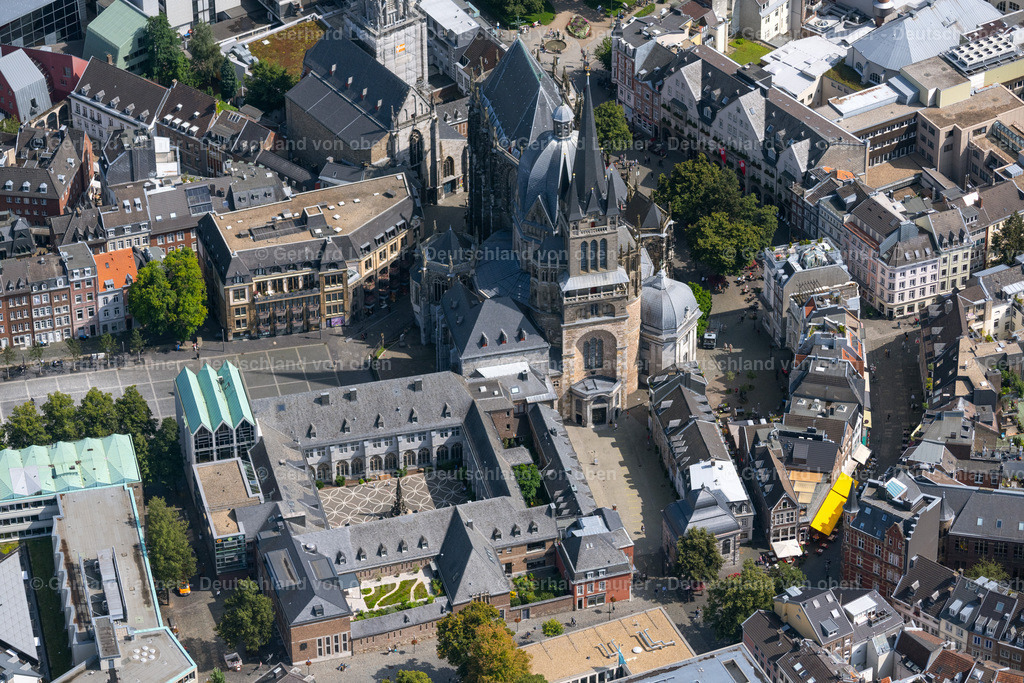 4049085 | Aachener Dom, auch Hoher Dom zu Aachen, Aachener Münster oder Aachener Marienkirche, ist die Bischofskirche des Bistums Aachen und das bedeutendste Wahrzeichen der Stadt Aachen