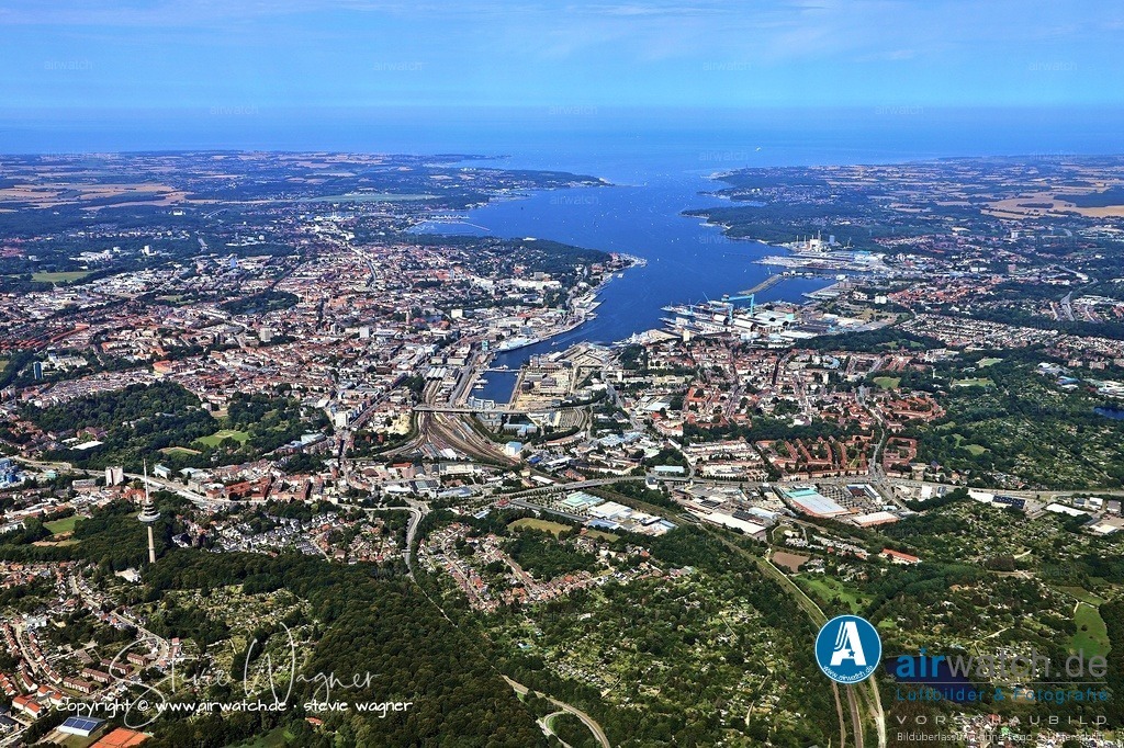 Luftbild Kiel Hafen - Die Geschichte des Kieler Hafens | Die Geschichte des Kieler Hafens ist eng mit dem Aufstieg Kiels zur bedeutenden Marinestadt und dem Bau des Nord-Ostsee-Kanals verbunden.