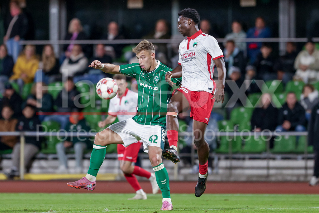 Fussball, Regionalliga Nord, SV Werder Bremen II - VfB Lübeck | v.li.: Keke Topp (SV Werder Bremen II, 42) und Joel Chinaemerem Amadi (VfB Lübeck, 37) im Zweikampf, Duell, Dynamik, Aktion, Action, Spielszene