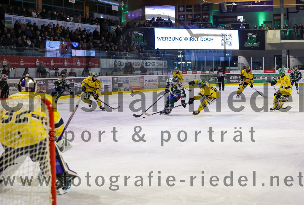 2025-12-19_051_TSV_Erding_gegen_Toelzer_Loewen | Erding, Deutschland, 19.12.2025:Eishockey, Oberliga Süd 2025 / 2026, 27. Spieltag, TSV Erding gegen Tölzer Löwen, Endergebnis: 2:5Torwart Matthias Bittner (Tölzer Löwen, #32), Erik Modlmayr (Erding Gladiators, #21)Foto: Christian Riedel / fotografie-riedel.net