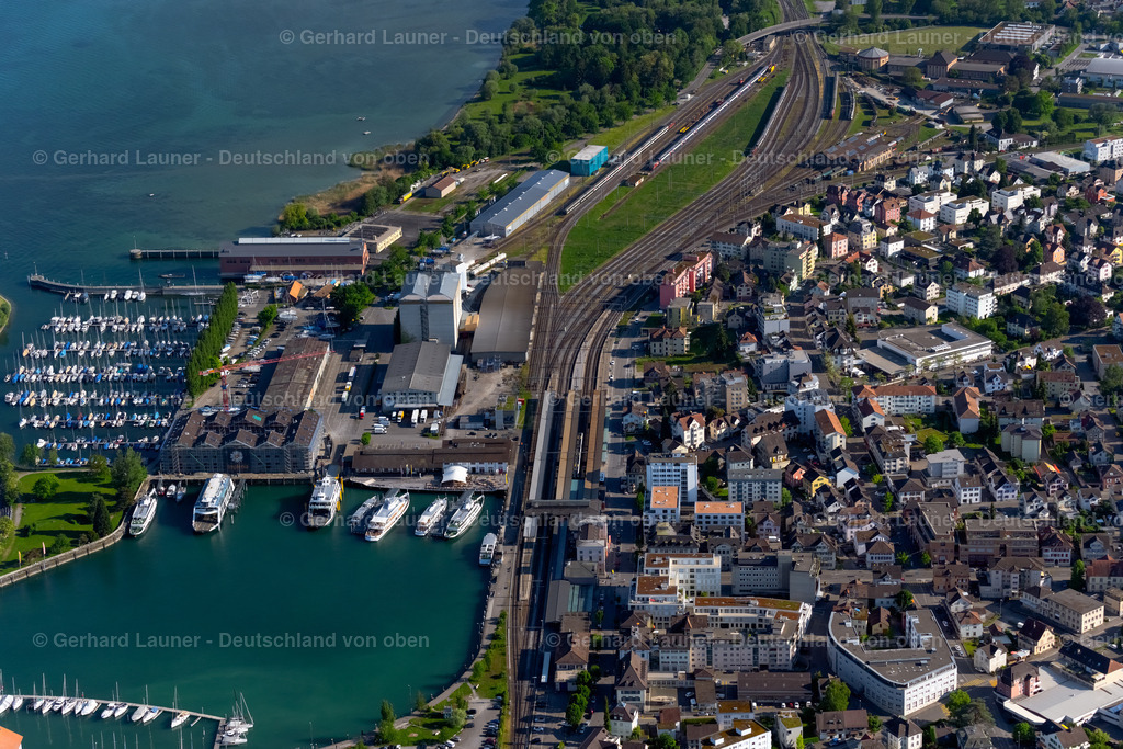 4028368 | ROMANSHORN 17.05.2020 Ortsansicht mit Bahnhof und Sportboothafen der Straßen und Häuser der Wohngebiete in Romanshorn im Kanton Thurgau, Schweiz. // Town View of the streets and houses of the residential areas in Romanshorn in the canton Thurgau, Switzerland. Foto: Gerhard Launer