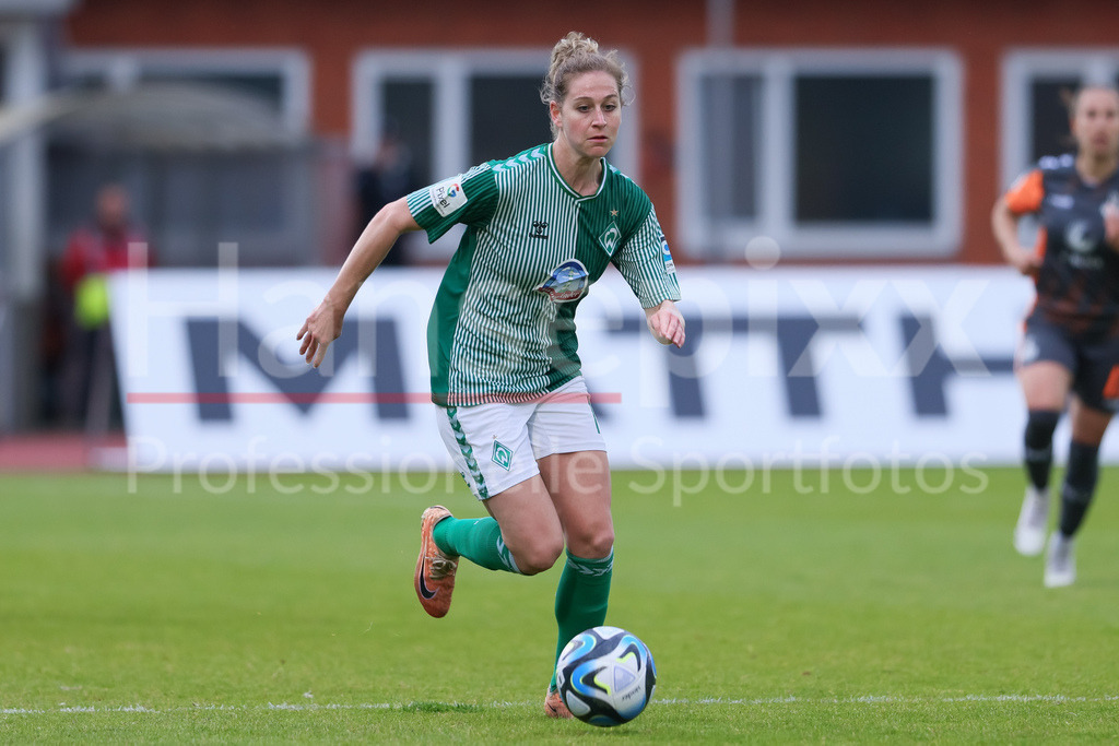 Fussball, Google Pixel Frauen-Bundesliga, SV Werder Bremen - MSV Duisburg | v.li.: Saskia Matheis (SV Werder Bremen, 19) am Ball, Freisteller, Einzelbild, Ganzkörper, Aktion, Action, Spielszene, DIE DFB-RICHTLINIEN UNTERSAGEN JEGLICHE NUTZUNG VON FOTOS ALS SEQUENZBILDER UND/ODER VIDEOÄHNLICHE FOTOSTRECKEN. DFB REGULATIONS PROHIBIT ANY USE OF PHOTOGRAPHS AS IMAGE SEQUENCES AND/OR QUASI-VIDEO.