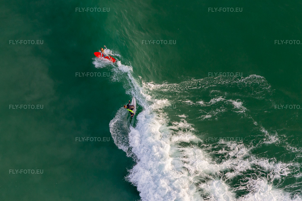 Vue aérienne: Wave surfeurs devant la Plage de Tronoën/Bretagne à Saint-Jean-Trolimon dans le département Finistère, France. Photo: IMG_132565.jpg prise le 17/06/2022 par Werner Riehm/FLY-FOTO.eu – Résolution de l'original: 4168 x 2779 px