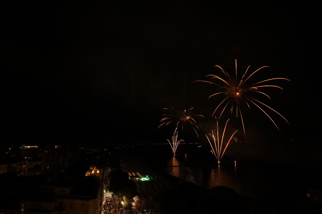 Ferragosto Fireworks in Grado, Italy | GRADO, ITALY, 15.AUG.26 - FIREWORKS - Ferragosto fireworks over the Adriatic Sea in Grado, Italy. Colorful fireworks light up the night sky above the beach, coastline and waterfront during the traditional summer celebration. - Realisiert mit Pictrs.com