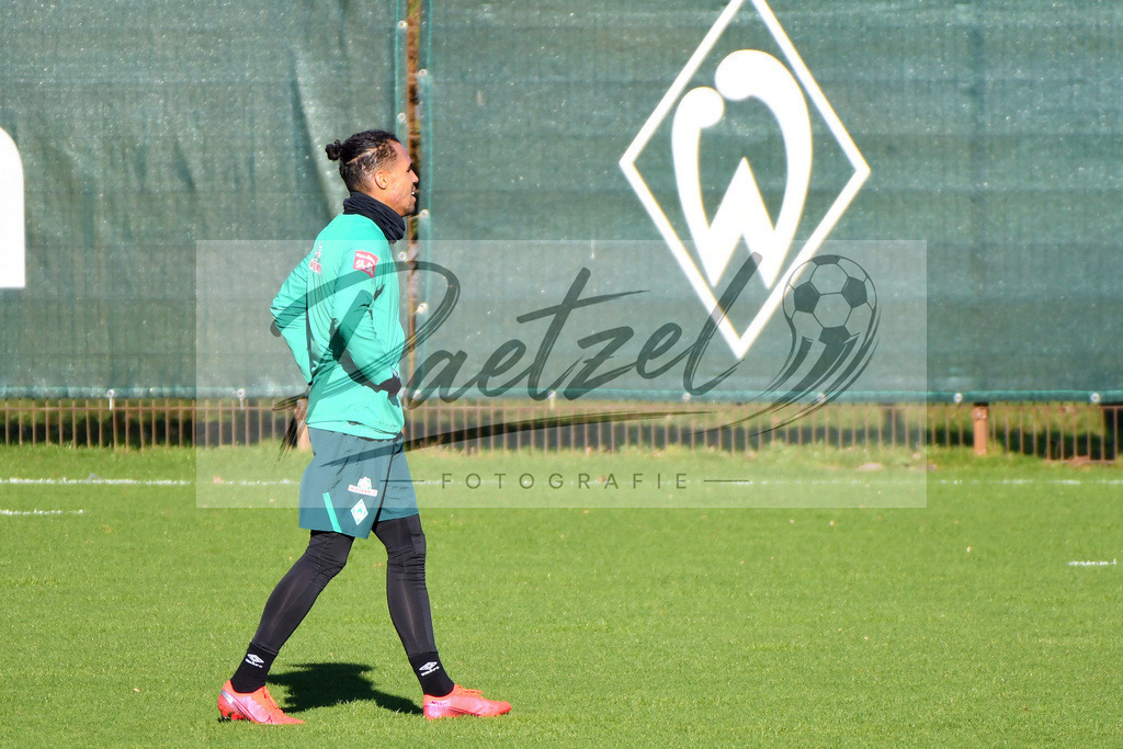 20200205_TRASVW_0064 | Fußball, Herren: Theodor Gebre Selassie (SV Werder Bremen) schaut waehrend der Trainingseinheit des SV Werder Bremen im Wohninvest Weserstadion am 05.02.2020 in Bremen, Deutschland. - Realisiert mit Pictrs.com