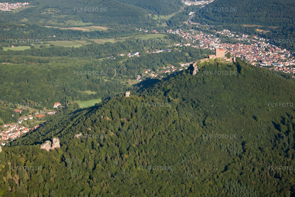 Luftbild: Die 4 Burgen Trifels, Anebos, Jungturm und Münz in Leinsweiler im Bundesland Rheinland-Pfalz in Deutschland. Foto: IMG_30942.jpg vom 07.08.2010 durch Werner Riehm/FLY-FOTO.de