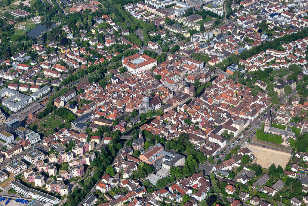 Luftbild:  in Ettlingen im Bundesland Baden-Württemberg in Deutschland. Foto: IMG_131620.jpg vom 22.05.2022 durch Werner Riehm/FLY-FOTO.deEttlingen