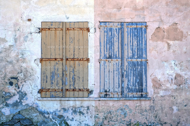 Pastellfarbene Fensterläden | An der Esterel Küste