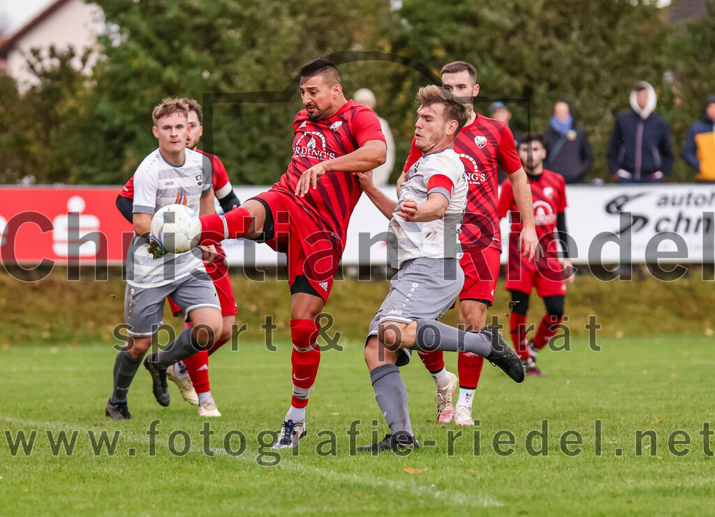 2023-10-15_026_SV_Eintracht_Berglern_gegen_FC_Tuerkguecue_Erding | Berglern, Deutschland, 15.10.2023:
Fußball, Kreisklasse 2023 / 2024, 10. Spieltag, SV Eintracht Berglern gegen FC Türkgücü Erding, Endergebnis: 1:0

Deniz Sari (FC Türk Gücü Erding, #18), Sebastian Herrmann (SV Eintracht Berglern, #6)

Foto: Christian Riedel / fotografie-riedel.net