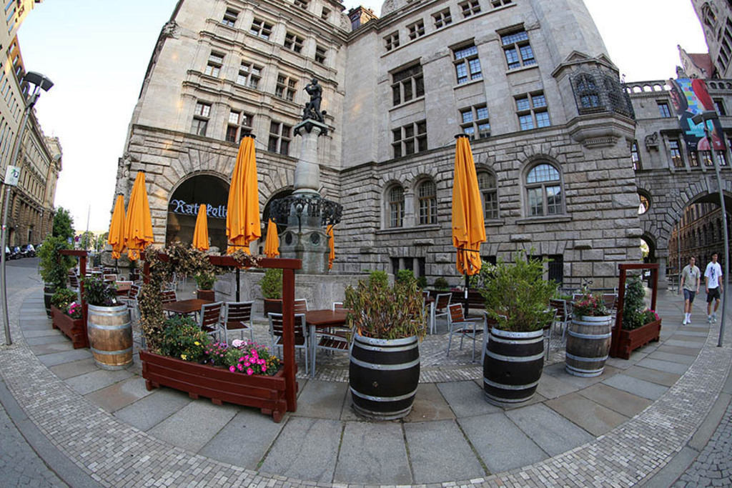 Burgplatz - Rathausbrunnen vor dem Neuen Rathaus und Ratskeller | Entdecke über 20 Kategorien Leipzig-Motive: Foto-Downloads, hochwertige Poster, Leinwand- & Fine-Art-Prints. Jetzt Lieblingsfoto im Bildlexikon Leipzig Shop bestellen!