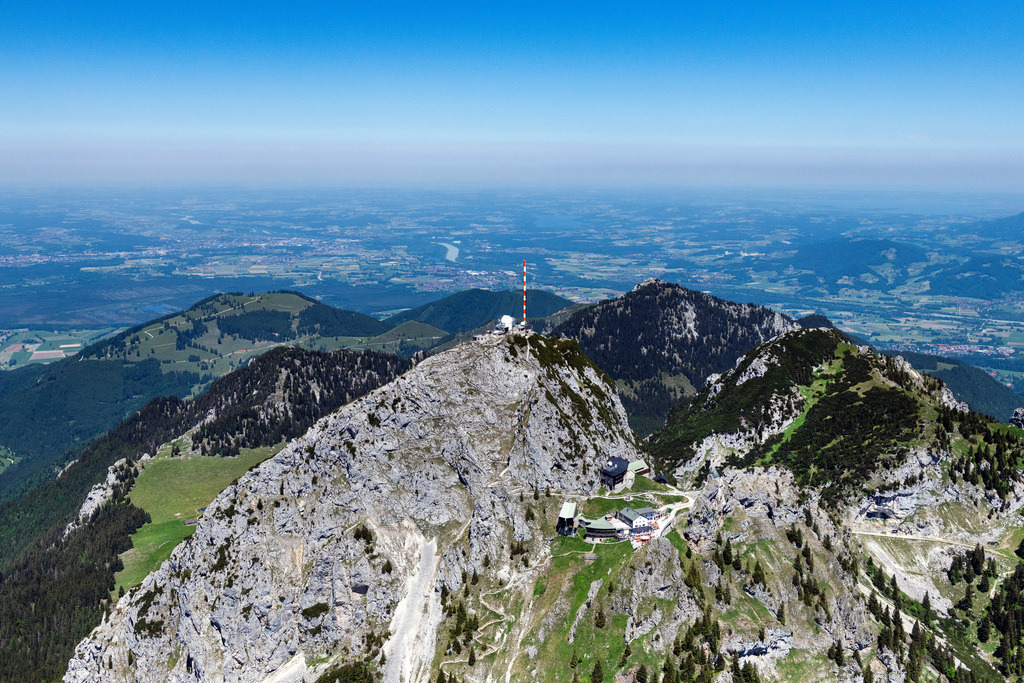 dr__0100275.jpg | BAYRISCHZELL 13.06.2023 Gipfel des Wendelsteinmassivs im Mangfallgebirge der Alpen bei Bayrischzell im Bundesland Bayern. Die Rundfunk- Sendeanlage mit dem markanten Sendemasten und Antennen wird vom Bayerischen Rundfunk betrieben. Auf dem Wendelstein befinden sich außerdem eine Sternwarte, Wetterwarte und die Wendelsteinkapelle. Er ist mit Seilbahn und Zahnradbahn erschlossen. 