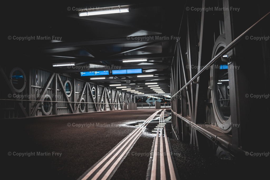 Gangway | Gleis 49/50 Bahnhof Bern - Realisiert mit Pictrs.com