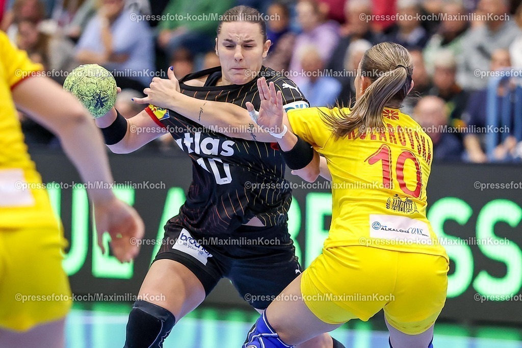 DHB16102501036 | 16.10.2025, Handball, EHF Frauen Länderpiel, EM Qualifikation 2026, Deutschland - Nordmazedonien, Schwalbe-Arena in Gummersbach:  Mareike THOMAIER  (GER #10) im Zweikampf gegen   Ana Marija KOLAROVSKA (MKD #10) 