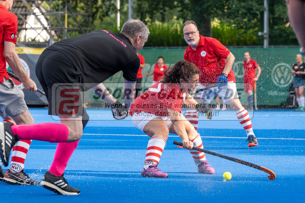 SFE_20240817_0225 | Krefeld, Deutschland, 17.08.2024:  European Cup for Recreational Hockey Players im KTHC Stadion Rot-Weiss Köln Tennis and Hockey Club am 17.08.2024 in Krefeld, Deutschland. (Foto von Stephan Fehrmann)Krefeld, Germany, 17.08.2024: European Cup for Recreational Hockey Players in KTHC Stadion Rot-Weiss Köln Tennis and Hockey Club at 17.08.2024 in Krefeld, Deutschland. (Foto from Stephan Fehrmann)