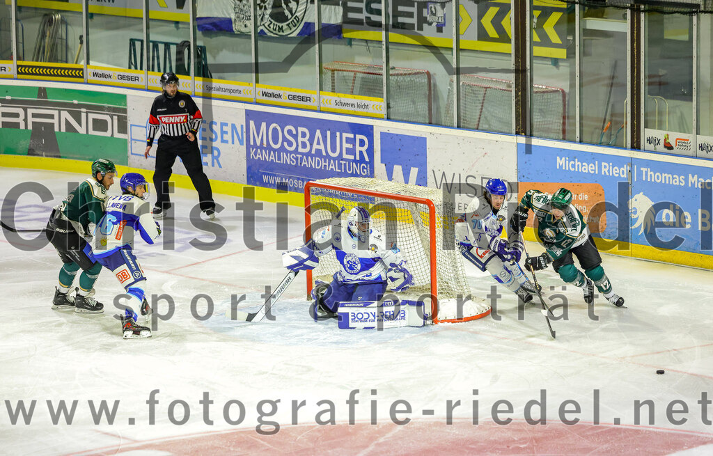 2025-09-26_085_TSV_Erding_gegen_SC_Riessersee | Erding, Deutschland, 26.09.2025:Eishockey, Oberliga Süd 2025 / 2026, 3. Spieltag, TSV Erding gegen SC Riessersee, Endergebnis: 3:5Maximilian Forster (Erding Gladiators, #81), Luca Allavena (SC Riessersee, #76), Torwart Patrik Mühlberger (SC Riessersee, #65), Parker Colley (SC Riessersee, #70), Thomas Brandl (Erding Gladiators, #12)Foto: Christian Riedel / fotografie-riedel.net
