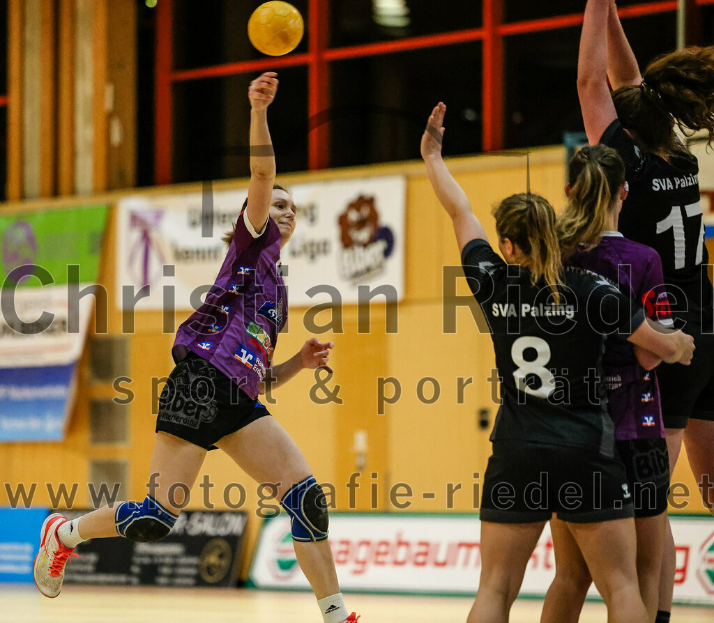 2024-02-10_109_SpVgg_Altenerding_gegen_SVA_Palzing | Erding, Deutschland, 10.02.2024:
Handball, Bezirksoberliga Frauen Altbayern 2023 / 2024, 14. Spieltag, SpVgg Altenerding gegen SVA Palzing, Endergebnis: 27:28

Julia Kranich (SpVgg Altenerding, #9), Franziska Rommel (SVA Palzing, #8)

Foto: Christian Riedel / fotografie-riedel.net