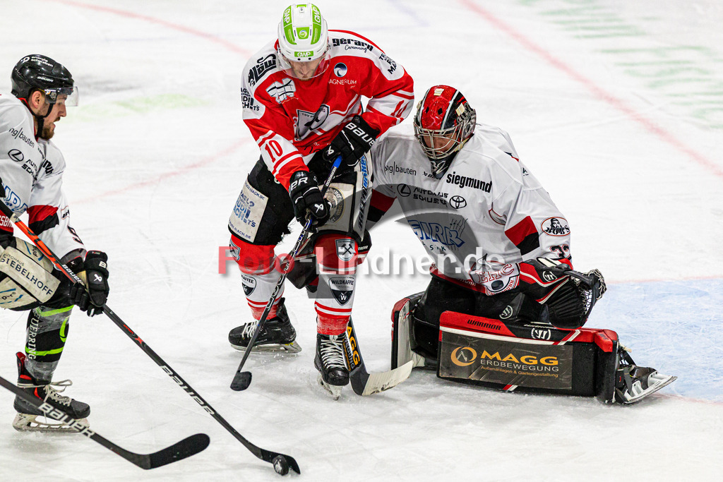 Spiel 1 Finale TSV Peißenberg Miners vs EHC Königsbrunn | Eishockey Bayernliga Playoffs 2023/2024, Spiel 1 Finale TSV Peißenberg Miners vs EHC Königsbrunn, 20240322,
Torchance Jakob HEIGL (Miners 10),
2024-03-22 in Peißenberg (Eisstadion)
32 Stefan VAJS (EHC Goalie 32), 10 Jakob HEIGL (Miners 10), 98 Julian BECHER (EHC 98)
Copyright: WolfgangxLindner foto-lindner.de