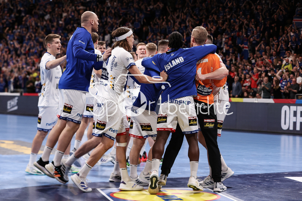 Montenegro - Island | Jubel der Isländer nach dem Sieg gegen Montenegro / Freude / Pure Freude / Gewinner / Happy