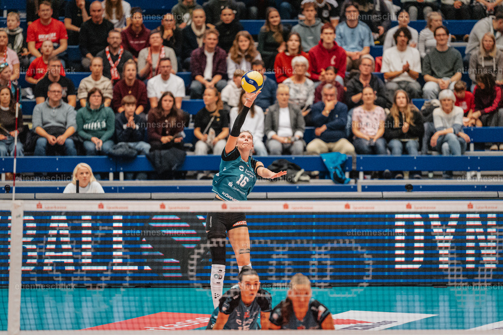 Dresdner SC - Binder Blaubären TSV Flacht, DEKRA 1. Bundesliga Frauen, Volleyball | Im Bild: Aufschlag Morgan Geddes (16, Dresdner SC)24.10.2026, Dresdner SC -  Binder Blaubären TSV Flacht, DEKRA 1. Bundesliga Frauen, Volleyball, Deutschland, Dresden, Cyberport Arena