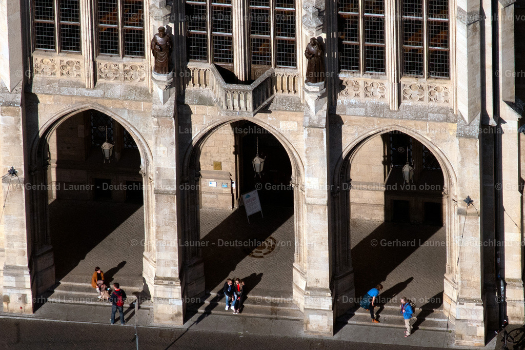 4025915 | ERFURT 06.05.2020 Gebäude des historischen Rathauses der Stadtverwaltung am Fischmarkt in der Altstadt in Erfurt im Bundesland Thüringen, Deutschland. Weiterführende Informationen bei: Landeshauptstadt Erfurt. // Town Hall building of the city administration on Fischmarkt in of Altstadt in Erfurt in the state Thuringia, Germany. Further information at: Landeshauptstadt Erfurt. Foto: Gerhard Launer