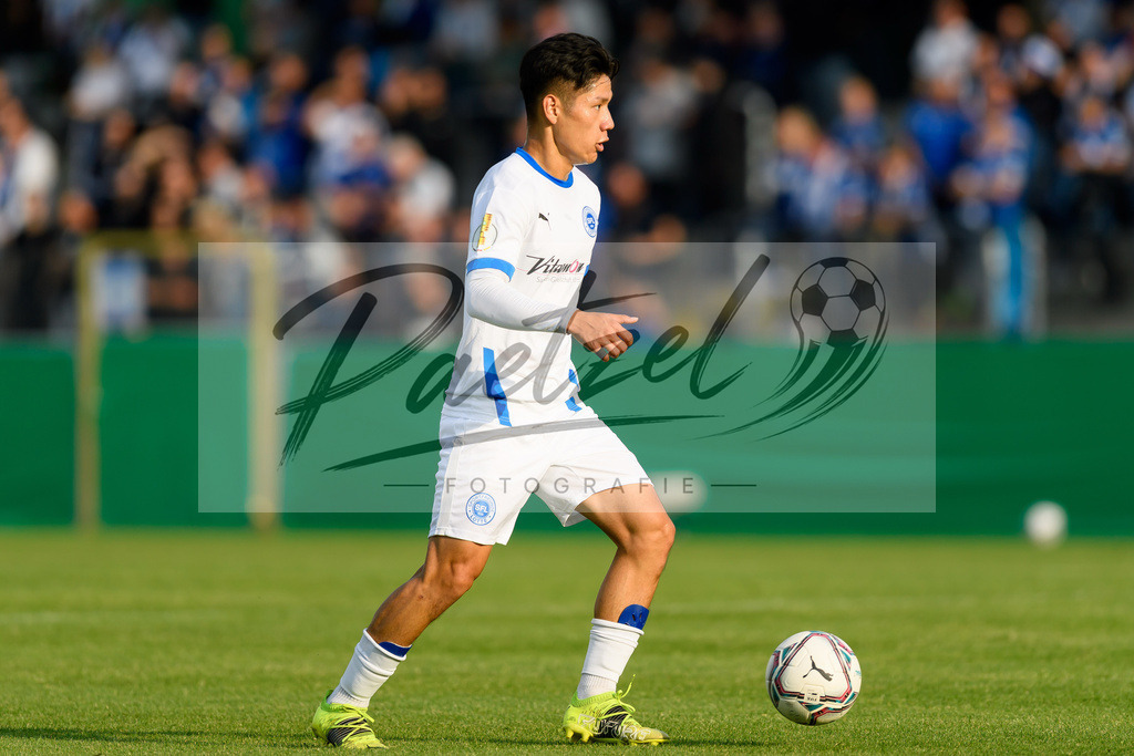 LOTKSC20210809_128 | Fussball, Herren: Karam Han (Sportfreunde Lotte) in Aktion, am Ball, Einzelaktion beim Spiel der 1. Runde im DFB-Pokal zwischen SF Lotte und Karlsruher SC im Stadion am Lotter Kreuz am 09.08.2021 in Lotte, Deutschland.DFB / DFL REGULATIONS PROHIBIT ANY USE OF PHOTOGRAPHS AS IMAGE SEQUENCES AND/OR QUASI-VIDEO. - Realisiert mit Pictrs.com