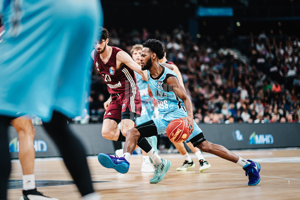 Basketball | Männer | Saison 2023/2024 | easyCredit Basketball Bundesliga | Veolia Towers Hamburg vs. FC Bayern München | 26.03.2024 | Aljami Durham (#42, Veolia Towers Hamburg) zieht vorbei an Leondro Bolmaro (#10, FC Bayern Basketball)