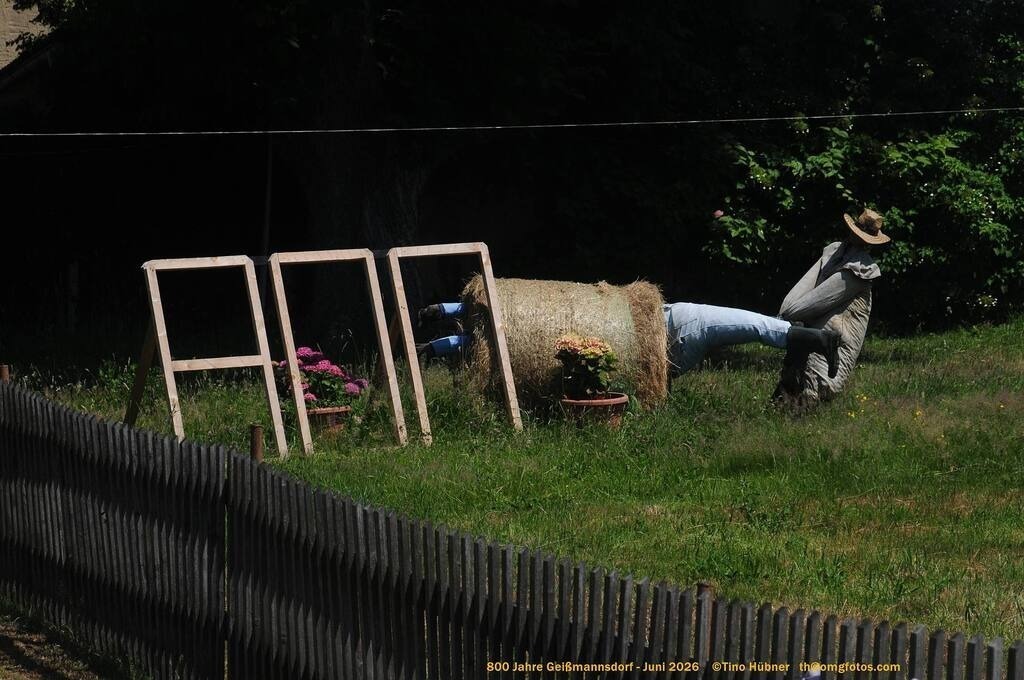 Geißmannsdorf-2026-Ortsbilder-287 | Geißmannsdorf bei Bischofswerda im Sommer 2026. Ein fotografischer Streifzug durch das Dorf Geißmannsdorf, mit Gebäuden, Straßen, Strohpuppen und geschmückten Vorgärten und Grundstücken anlässlich der 800-Jahr-Feier von Geißmannsdorf im Juni 2026 - Realisiert mit Pictrs.com