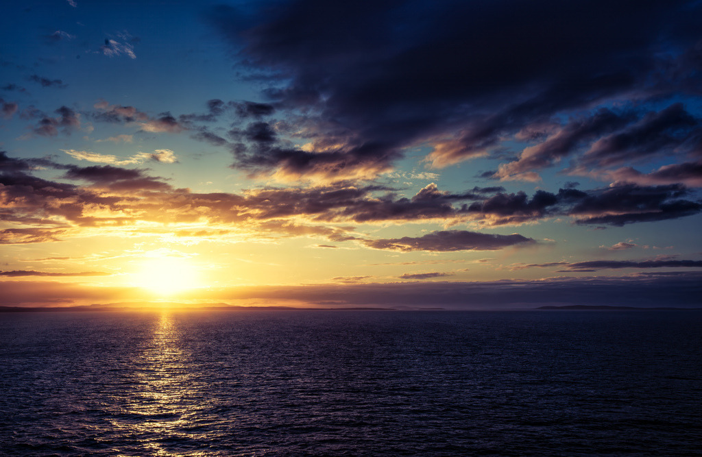 Mystischer Sonnenuntergang über den Orkney-Inseln-Schottland | Unterhaltung im KI-ModusDu hast Folgendes gesendet: 1&nbsp;BildDas ausgewählte Bild zeigt einen stimmungsvollen Sonnenuntergang über dem Meer, der laut den Textangaben auf der Webseite über den schottischen Orkney-Inseln aufgenommen wurde.Die Aufnahme zeichnet sich durch ein starkes Zusammenspiel von warmem, goldenem Licht am Horizont und dramatisch dunklen Wolkenformationen im oberen Bildbereich aus. Das Sonnenlicht spiegelt sich linear auf der leicht unruhigen Wasseroberfläche wider, was dem Bild eine tiefe, fast mystische Atmosphäre verleiht. Es handelt sich um eine Landschaftsaufnahme, die häufig im Rahmen der Reise- und Naturfotografie genutzt wird, um die raue und unberührte Natur des Nordens zu inszenieren - Realisiert mit Pictrs.com