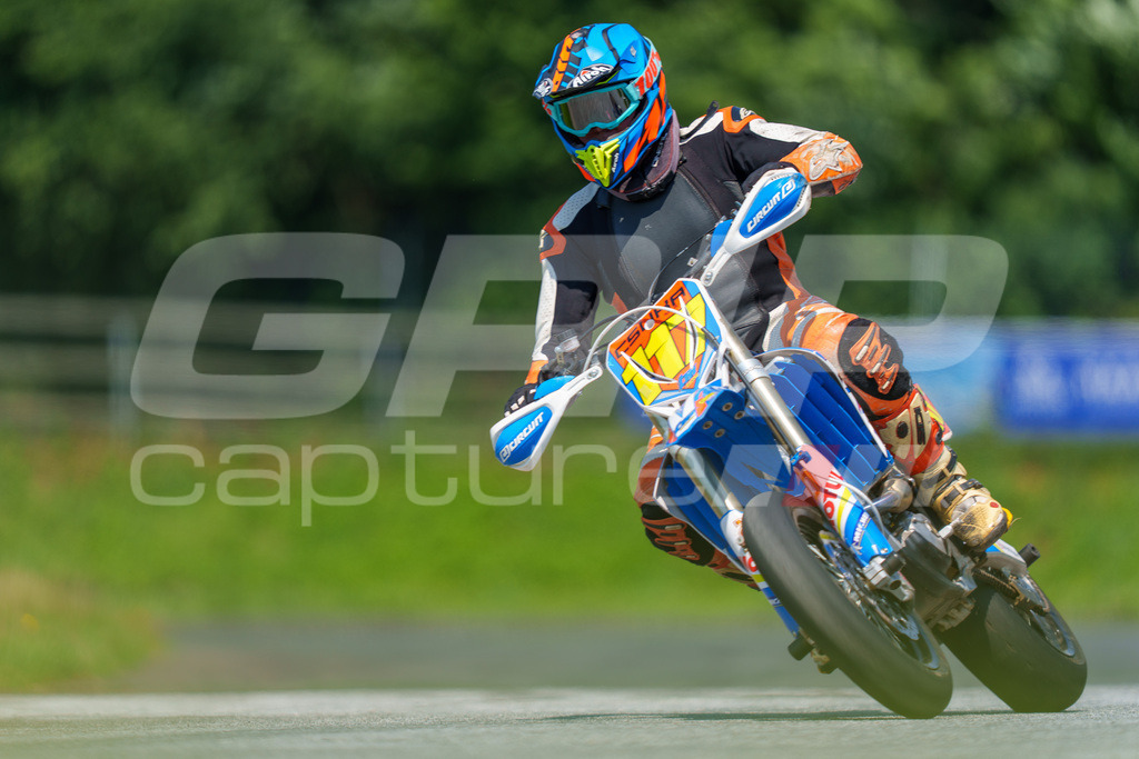G-Cup + Supermoto Staatsmeisterschaft + Hungarian Supermoto Championship | GRIPcapture steht für authentische Sportfotografie in Österreich – für Momente, die mehr sind als Geschwindigkeit oder Ergebnis. Es geht um Emotion, Spannung, Fokus und den Augenblick, der oft nur einen Wimpernschlag dauert.Ob Motorsport, Teamsport oder 