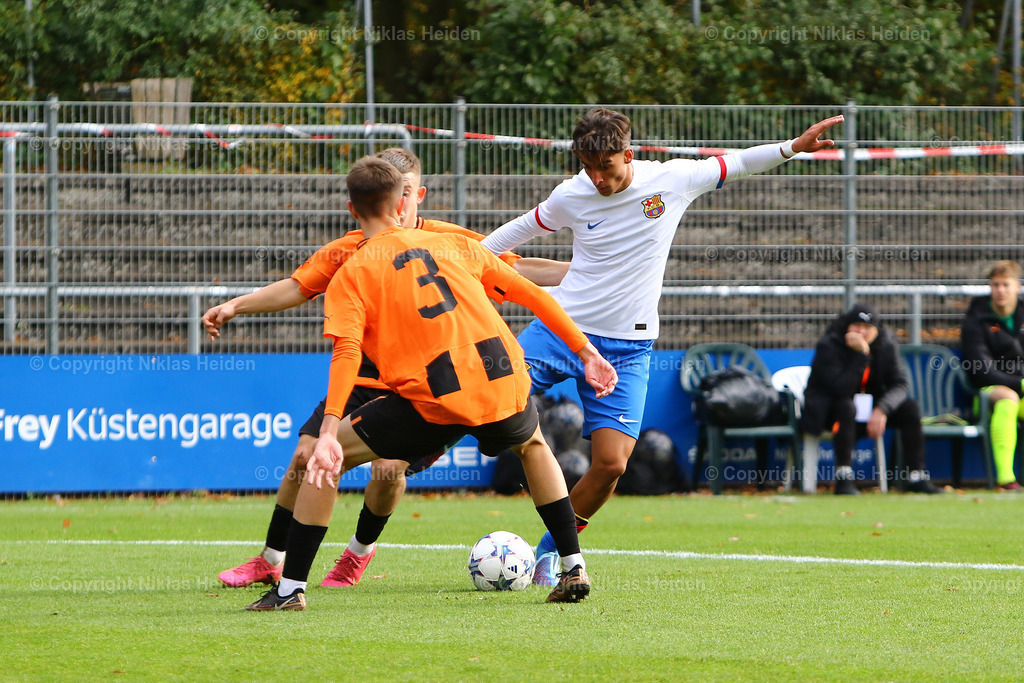 NH_FCShakhtarDonetsk_FCBarcelona_YouthLeague_07112023 | #3 Oleksandr Bashmarin (FC Shakhtar Donetsk U19), #10 Christobal Munoz (FC Barcelona U19)

UEFA Youth League I 4. Spieltag I 07.11.2023